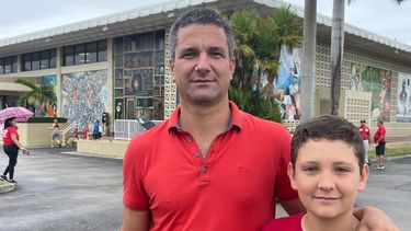 Cadel Linares y su hijo Daniel Ferrer en las elecciones de Hialeah.&nbsp;