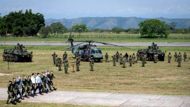 Foto difundida por la Presidencia colombiana. El presidente Iván Duque (el 7 de la izquierda) marchando junto al Ministro de Defensa de Colombia Diego Molano (el 6 de la izquierda) y altos funcionarios de las Fuerzas Armadas durante la inauguración del Comando Contra el Narcotráfico y Amenazas en la base Tolemaida en el departamento de Cundinamarca, Colombia.&nbsp;