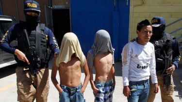 Mientras intenta localizar a los menores prófugos, Honduras profundiza en el debate de si una vez capturados, estos niños pueden ser procesados legalmente como adultos.