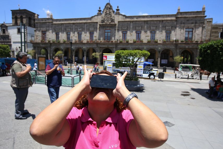 En la capital de México muchos tuvieron la oportunidad de observar el eclipse parcial. 