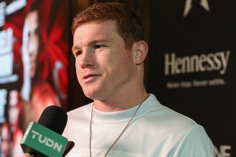 El mexicano Saúl Canelo Álvarez, campeón de supermedianos del Consejo Mundial y la Asociación Mundial del Boxeo, concede una entrevista antes de su pelea contra el turco Yildirim Avni