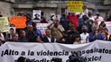 Periodistas protestan para llamar la atención sobre la última ola de asesinatos de periodistas, en el monumento Ángel de la Independencia en la Ciudad de México, el lunes 9 de mayo de 2022