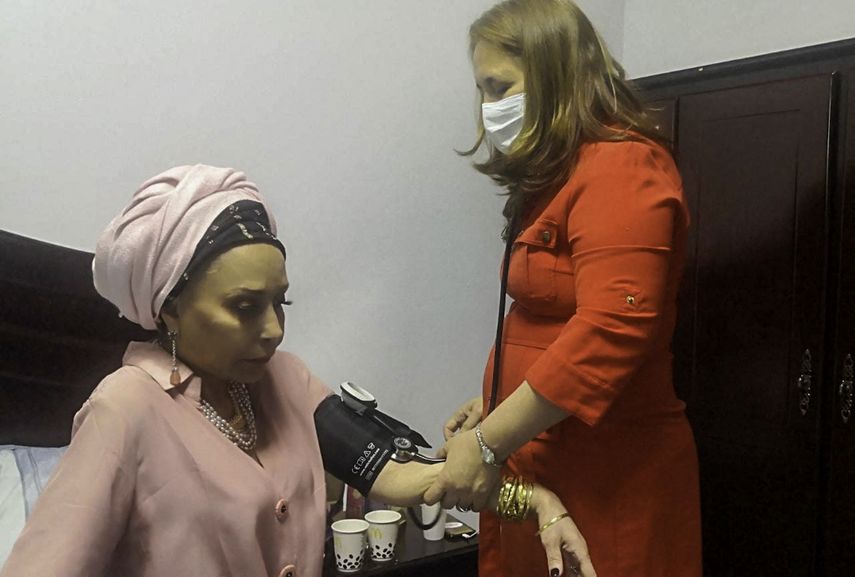 Esta captura de pantalla publicada por la cuenta oficial de Twitter de la Viceministra de Seguridad de Honduras, Semma Julissa Villanueva (derecha), muestra a Villanueva midiendo la presión arterial de la senadora electa colombiana Piedad Córdoba en la sede de la Fiscalía General en Tegucigalpa, el 26 de mayo de 2022.