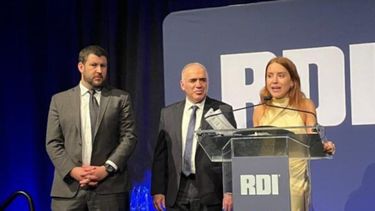 Ana Corina Sosa Machado y David Smolansky reciben el Premio Héroes de la Democracia 2025 en nombre del presidente electo, Edmundo González Urrutia, y de la líder opositora María Corina Machado.