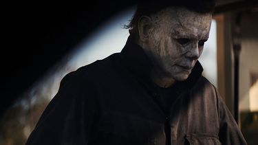 La cinta original de Halloween (1978) seguía a Michael Myers, que tras asesinar a su hermana en la noche de Halloween regresaba años después al pequeño pueblo de Haddonfield para sembrar de nuevo el terror.
