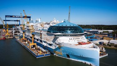 Una vista aérea tomada el 30 de mayo de 2023 muestra el sitio de construcción del nuevo crucero Icon of the Seas de Royal Caribbean en el astillero de Turku en la costa suroeste de Finlandia.  