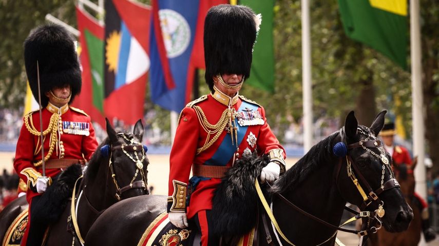 El rey Carlos III de Gran Bretaña (R) y el príncipe Eduardo de Gran Bretaña, duque de Edimburgo, regresan al Palacio de Buckingham después del Desfile del Cumpleaños del Rey, Trooping the Colour, en Londres el 17 de junio de 2023.&nbsp;