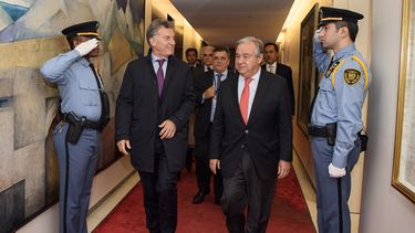 El mandatario argentino, Mauricio Macri, con el Secretario General de la ONU, António Guterres, el 07NOV17.&nbsp;