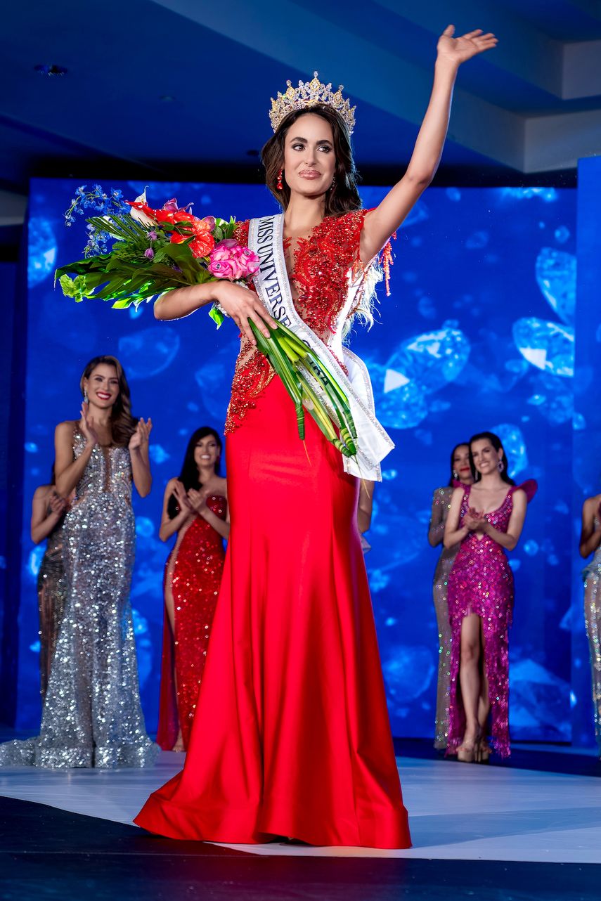 Visiblemente emocionada, Marianela Ancheta saluda tras ser coronada Miss Cuba 2024.