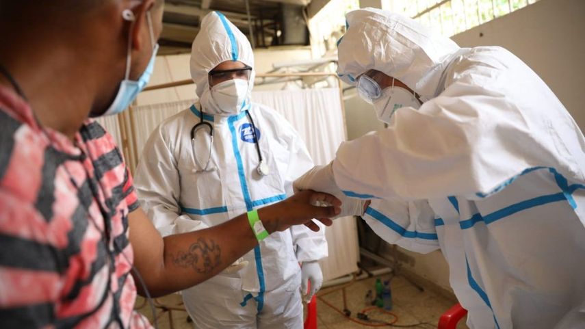 M&eacute;dicos y personal de enfermer&iacute;a de la Direcci&oacute;n General de Prisiones, mientras realizan pruebas de coronavirus a uno de los confinados en la Penitenciar&iacute;a de La Victoria.