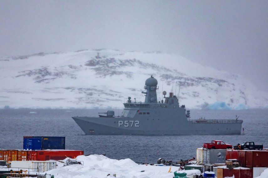 El buque de la marina danesa P572 Lauge Koch patrulla las aguas frente a la capital Nuuk, Groenlandia, el 8 de marzo de 2025.