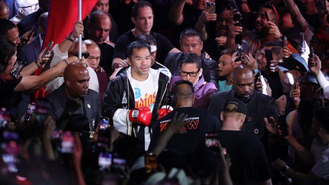 El filipino Manny Pacquiao hace su entrada al ring para un combate contra el estadounidense Mario Barrios en Las Vegas, el 19 de julio de 2025.