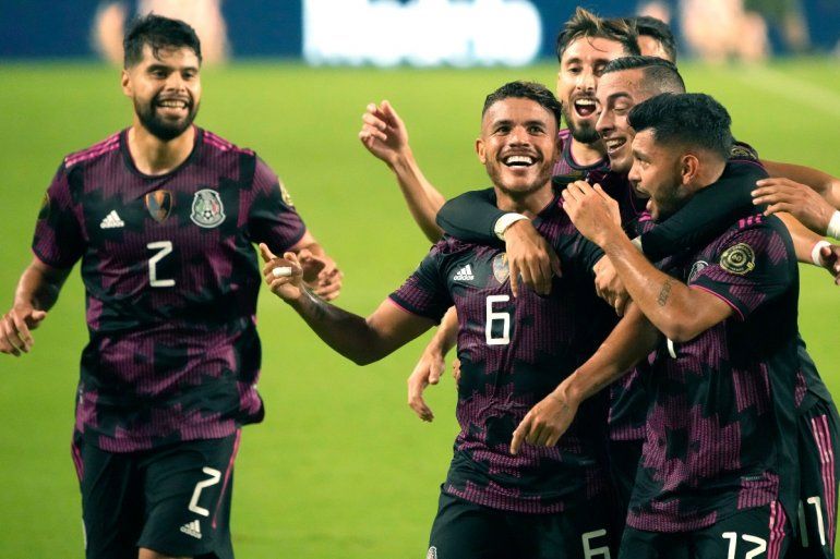 Jonathan dos Santos (6), de la selección de México, celebra tras anotar ante Honduras en los cuartos de final de la Copa de Oro