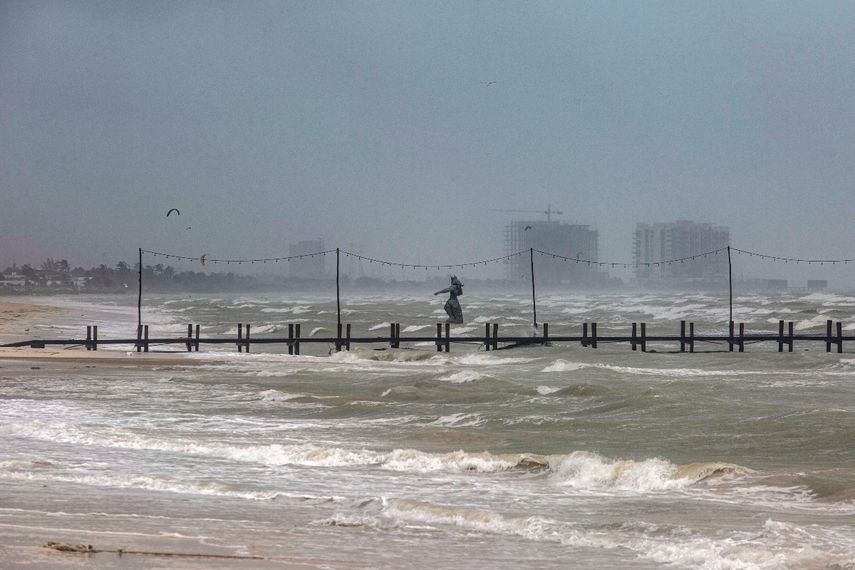 Una estatua del dios griego Poseidón se ve cerca del muelle mientras las fuertes olas causadas por el huracán Milton en la costa de Puerto Progeso, estado de Yucatán, México, el 8 de octubre de 2024.