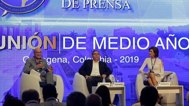 De izquierda a derecha, Carlos Fernando Chamorro,&nbsp;director del portal web Confidencial de Nicaragua; Douglas Carcache,&nbsp;director de noticias de El Nuevo Diario de Managua, y Cristiana Chamorro, presidenta de la Fundación Violeta Barrios de Chamorro de Nicaragua,&nbsp;durante un panel sobre la libertad de prensa y el régimen de Daniel Ortega en la Reunión de Medio Año de la SIP, en Cartagena, Colombia.&nbsp;