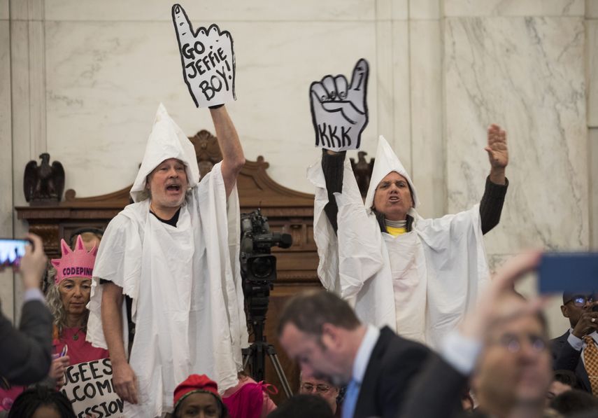 Varios manifestantes, algunos con túnicas del Ku Klux Klan, interrumpieron &nbsp;repetidamente la declaración que el polémico senador Jeff Sessions prestó en un comité del Senado para defender su candidatura a convertirse en el futuro fiscal general del Gobierno de Donald Trump