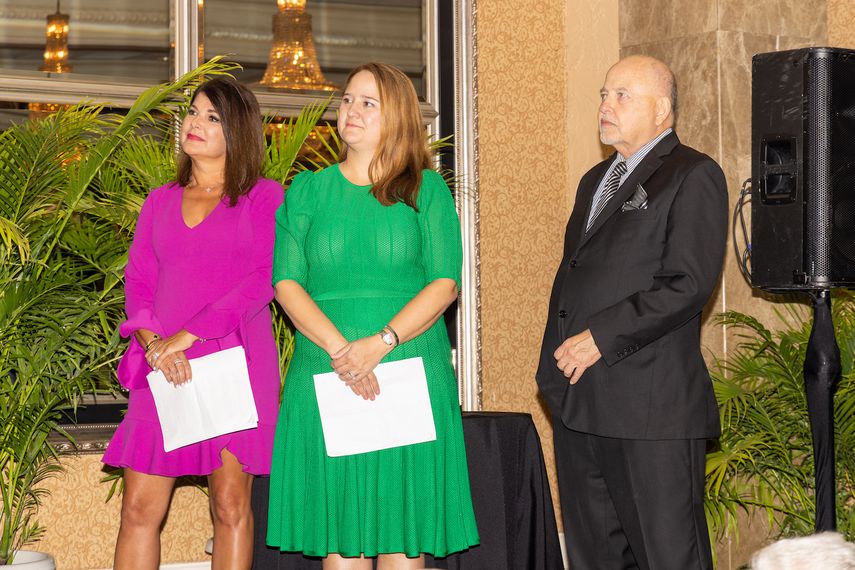 Jackie Nespral de NBC6 Miami con María García y Frank Rodríguez en la entrega de los trofeos.