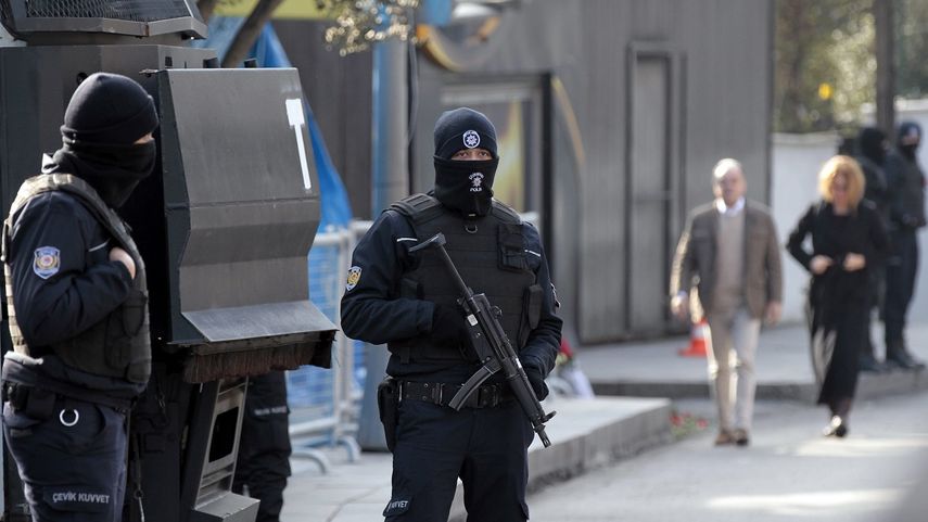 Agentes de la Policía turca se mantienen apostados frente a la entrada del exclusivo club Reina, en Estambul, donde se produjo la matanza de 39 personas en la pasada Nochevieja.