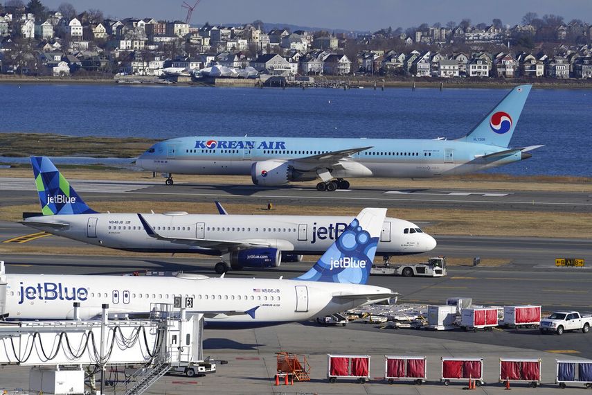 Aviones de pasajeros permanecen en la pista en el Aeropuerto Internacional Logan, en Boston.