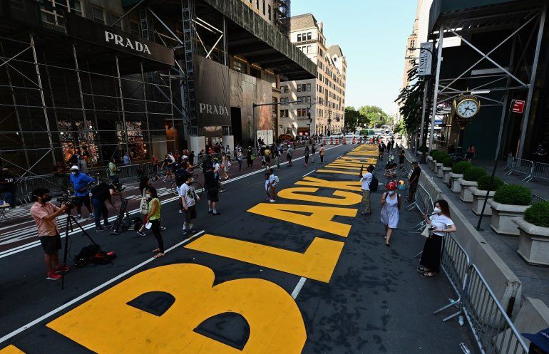 Vista del mural con el texto Black Lives Matter pintado sobre la Quinta Avenida, frente a la Trump Tower, en Nueva York.