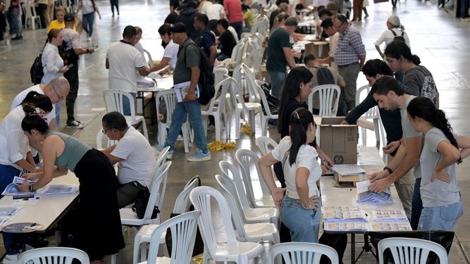 Los funcionarios de la mesa electoral cuentan las papeletas en un puesto de votación durante las elecciones presidenciales en Cali, Colombia, el 31 de mayo de 2026.