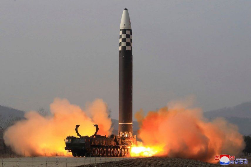 El gobierno de Corea del Norte muestra lo que afirma se trata de un disparo de prueba de un misil balístico intercontinental Hwason-17 en un lugar no revelado en Corea del Norte, el 24 de marzo de 2022
