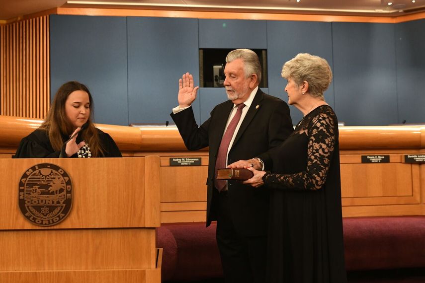 Pedro J. García durante su juramentación en el auditorio de la Comisión del Condado Miami-Dade