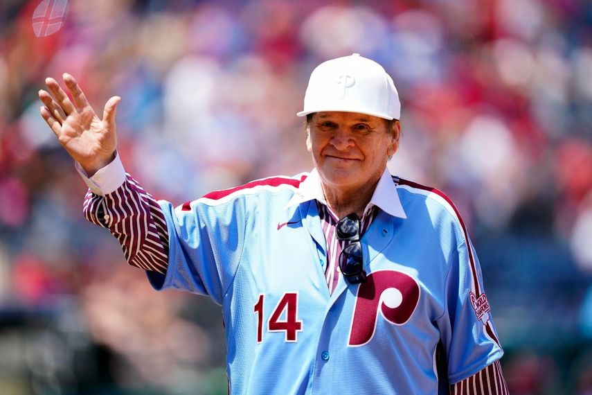 Foto del 7 de agosto del 2022, el exjugador de los Filis de Filadelfia Pete Rose saluda a los aficionados