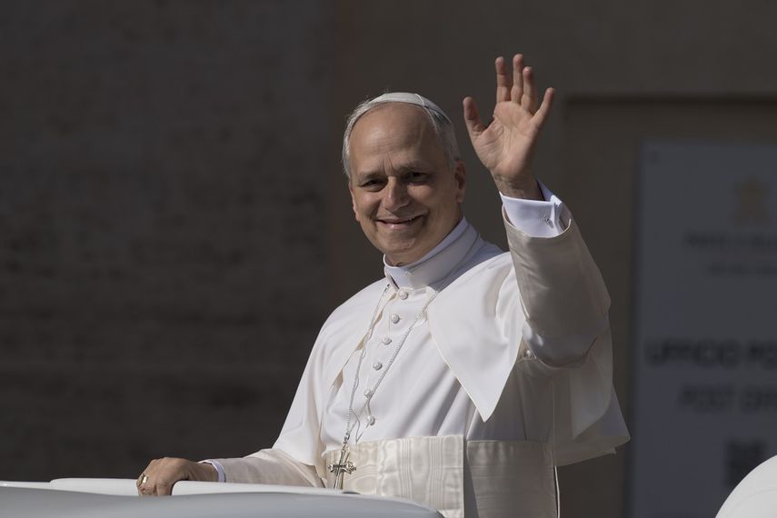 El Papa León XIV recorre la plaza de San Pedro en Papamóvil por primera vez antes de la misa de inicio de su Pontificado, a 17 de mayo de 2025, en Ciudad del Vaticano.&nbsp; Foto de archivo. &nbsp;