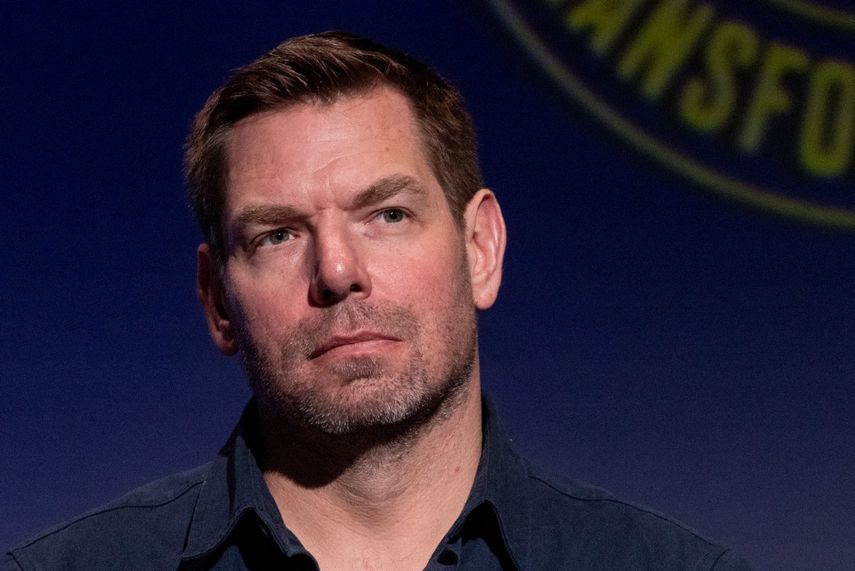 El representante demócrata de Estados Unidos, Eric Swalwell, asiste al foro de trabajadores candidatos a gobernador del sindicato SEIU-United Service Workers West (SEIU-USWW) en los estudios Meruelo de Los Ángeles, California, el 10 de enero de 2026.