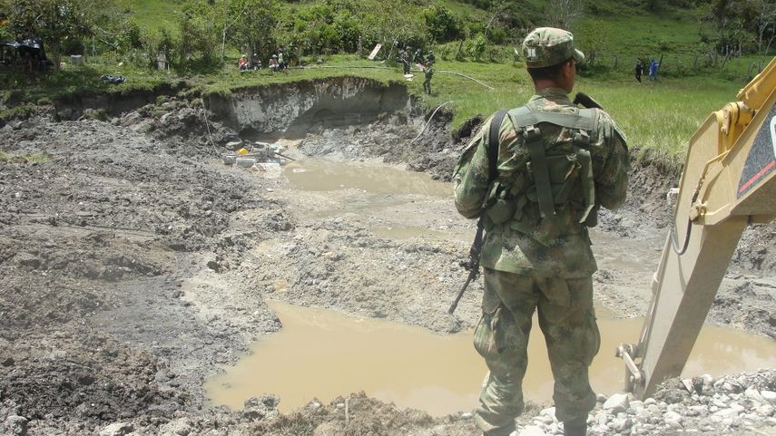 Campo de explotación de minería ilegal vigilado por un militar colombiano.&nbsp;