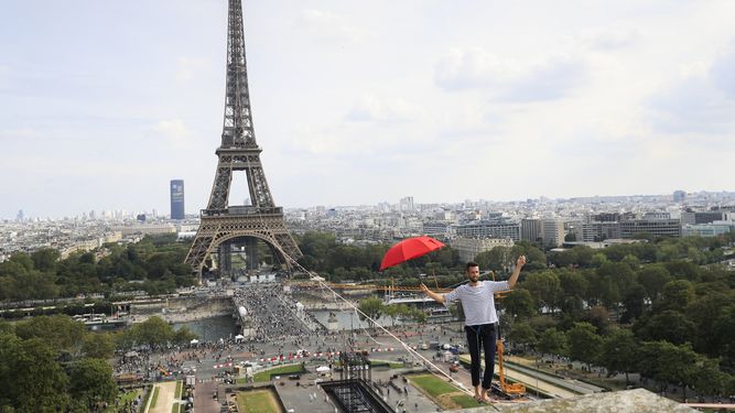 Equilibrista cruza en París sobre el Sena de la torre Eiffel al Teatro de Chaillot