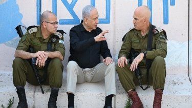 El primer ministro israelí, Benjamin Netanyahu, junto a dos altos mandos de las Fuerzas Armadas de Israel.