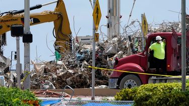 Un trabajador espera para cargar su camión con escombros del derrumbe del edificio de apartamentos Champlain Towers South, en Surfside, Florida, donde continúan los trabajos de recuperación tras el colapso parcial.