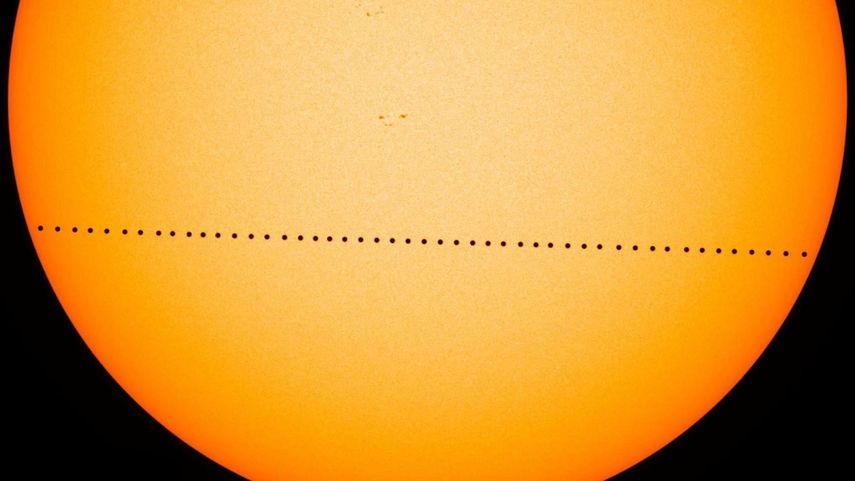 Imagen compuesta proporcionada por NASA de Mercurio pasando justo entre el Sol y la Tierra el 9 de mayo de 2016 en un tr&aacute;nsito que dur&oacute; siete horas y media.