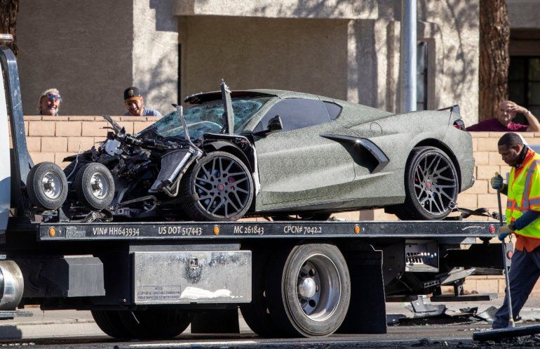Un Chevrolet Corvette que es propiedad del receptor de los Raiders de Las Vegas en al NFL, Henry Ruggs III, sobre un camión de plataforma luego de un accidente letal en Las Vegas, el martes 2 de noviembre de 2021