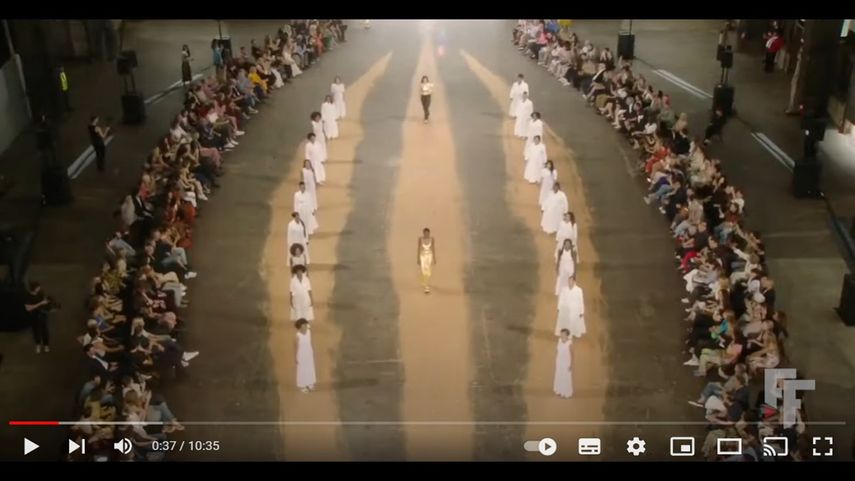 La diseñadora uruguaya Gabriela Hearst presenta su colección en la Semana de la Moda de Nueva York el 13 de septiembre de 2022.