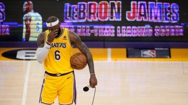 El alero de Los Ángeles Lakers, LeBron James, se limpia los ojos antes de hablar con los fanáticos después de pasar a Kareem Abdul-Jabbar para convertirse en el máximo anotador de todos los tiempos de la NBA durante la segunda mitad de un partido de baloncesto de la NBA contra el Oklahoma City Thunder el martes 7 de febrero de 2023. En Los Ángeles.&nbsp;