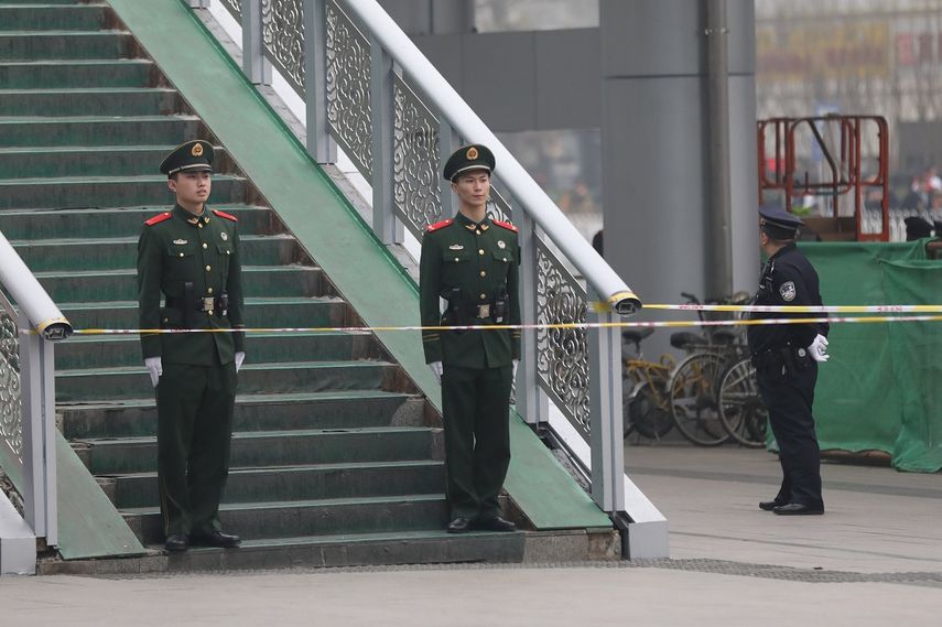 Agentes de la Policía Armada Popular de&nbsp;China&nbsp;vigilan los alrededores de la Estación Central de Pekín.