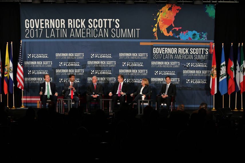 Participantes en uno de los paneles de la cumbre de America Latina, de izq. a derecha: Lincoln Diaz-Balart,  Carlos Curbelo, Francis Rooney, Mario Diaz-Balart, Ileana Ros-Lehtinen  y Marco Rubio.
