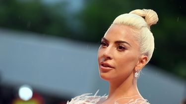 Lady Gaga llega al estreno de la cinta A Star is Born en el Festival Internacional de Cine de Venecia.