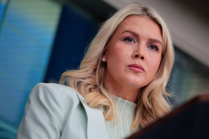 La Secretaria de Prensa de la Casa Blanca, Karoline Leavitt, responde preguntas durante una rueda de prensa en la Sala de Ruedas de Prensa James S. Brady de la Casa Blanca el 25 de marzo de 2026 en Washington, DC.