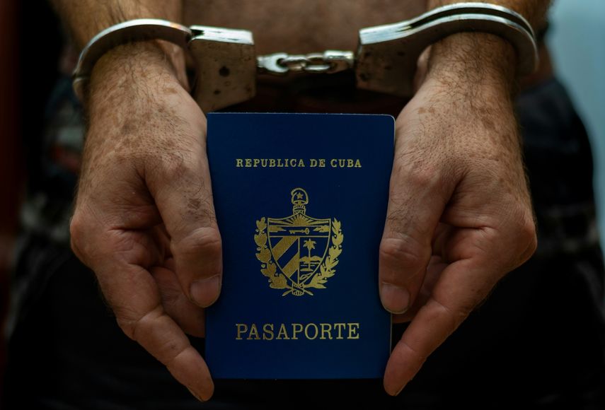 Un hombre sostiene un pasaporte de Cuba.&nbsp;