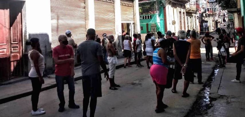 Cola en una bodega de Los Sitios, La Habana.&nbsp;