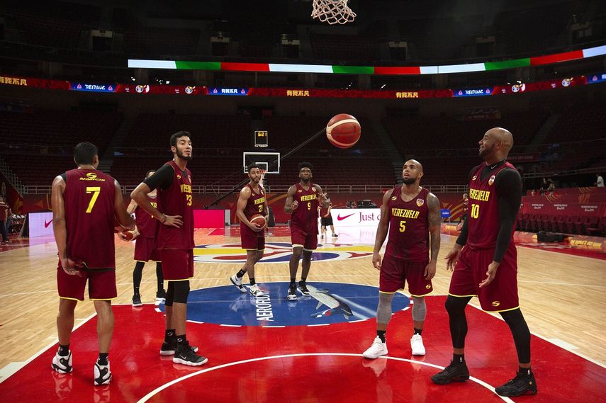 Jugadores de la selecci&oacute;n venezolana de b&aacute;squetbol practican tiros libres durante una sesi&oacute;n de entrenamiento en la Arena Cadillac, una de las sedes de la Copa del Mundo de b&aacute;squetbol, en Beijing, el viernes 30 de agosto de 2019. La selecci&oacute;n espera dar buenas noticias a sus compatriotas en un momento en que Venezuela enfrenta duras sanciones econ&oacute;micas y una crisis pol&iacute;tica.&nbsp;