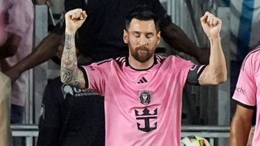 El argentino Lionel Messi, del Inter Miami, festeja tras convertir un penal ante Nashville en un partido de la MLS, disputado el sábado 20 de abril de 2024.