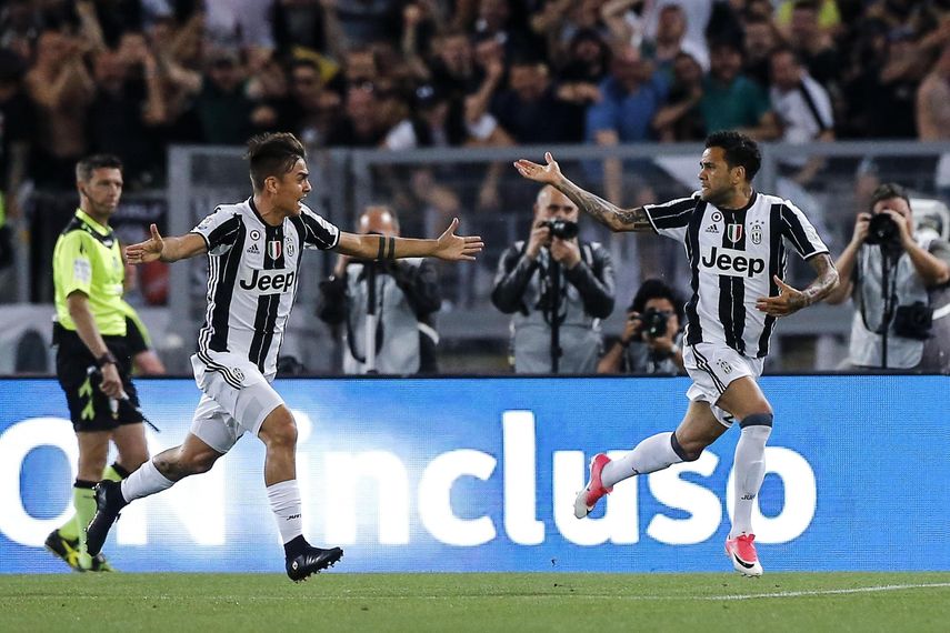El jugador de la Juventus, el brasileño Dani Alves (derecha) celebra el gol con el argentino Paulo Dybala.&nbsp;