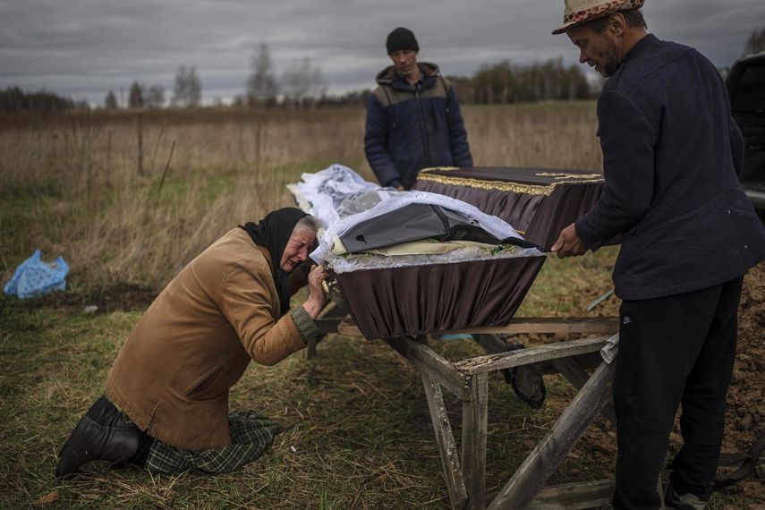 En esta imagen de archivo, Nadiya Trubchaninova, llora sobre el féretro de su hijo Vadym, quien fue asesinado el 20 de marzo por soldados rusos en Bucha, Ucrania, durante su entierro en un cementerio próximo a Mykulychi, a las afueras de Kiev, el 16 de abril de 2022. 