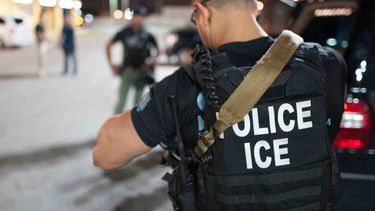 El Servicio de Inmigración y Control de Aduanas de los Estados Unidos vela por el cumplimiento de la leyes de inmigración.