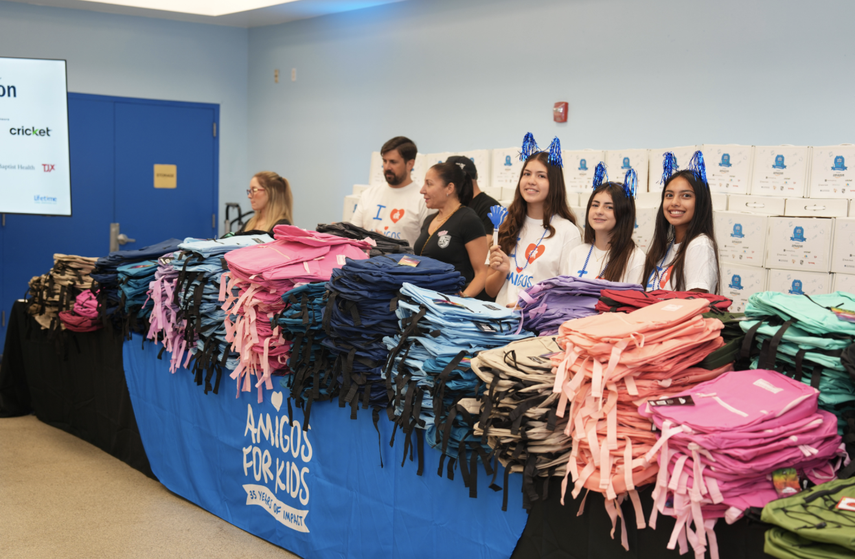 Más de 700 mochilas fueron distribuidas durante la jornada.